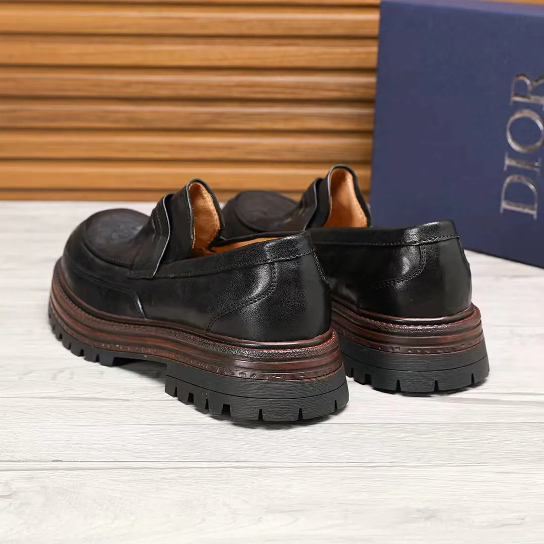 Factory price 540 🕷️🕷️[Dior] Dior's new men's shoes are launched in Hong Kong counters. Official website 1:1 production. Original Italian patented cowhide + water-dyed 🐂 leather lining. Designed by European and American masters. Goodyear craftsmanship, washed cowhide, perfect shape to create counter quality, solid color rubber wear-resistant outsole and classic dazzling toe! Super versatile and very comfortable. High-end without losing taste, fashionable and novel! ! Absolute focus! Colors optional, code number 38-44 (45 customized)